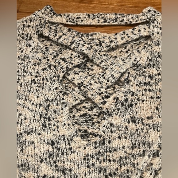 Long Sleeve Knit Cross-Cross Back Hi-Lo Sweater - Picture 3 of 4